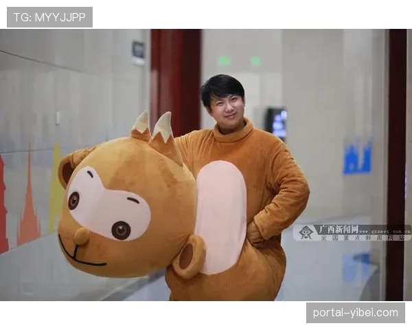 吉祥物扮演者在互动环节现场挑战“举起”迷你杠铃，逗乐全场